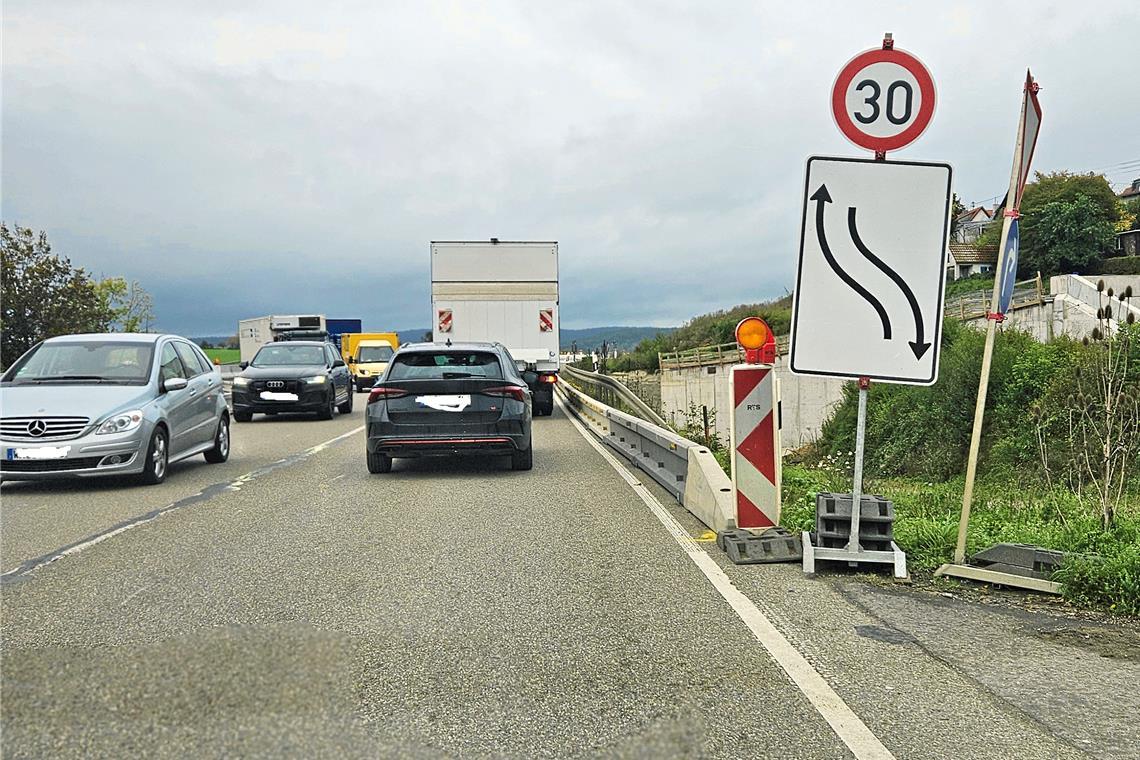Links einordnen für die Fahrt durch die Baustelle? Lieber nicht! Foto: Volker Braun