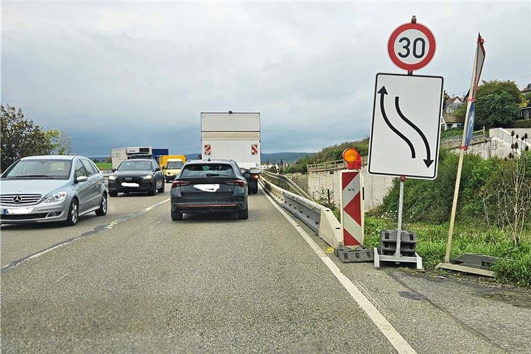 Links einordnen für die Fahrt durch die Baustelle? Lieber nicht! Foto: Volker Braun