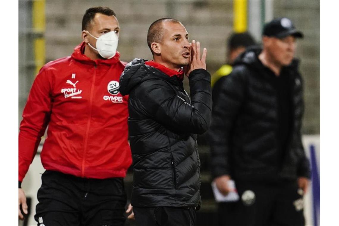 Links im Bild steht Sandhausens Torwart-Trainer Daniel Ischdonat. Foto: Uwe Anspach/dpa