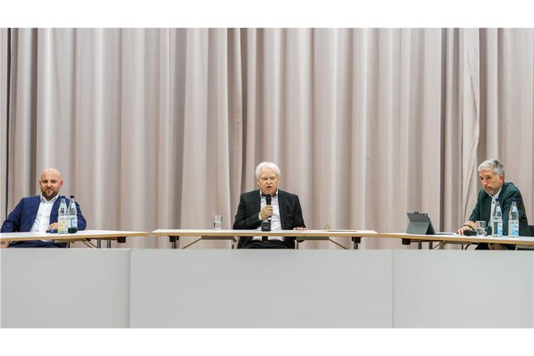 Links Markus Frohnmaier, rechts Boris Palmer, in der Mitte der Moderator Joachim Knape.
