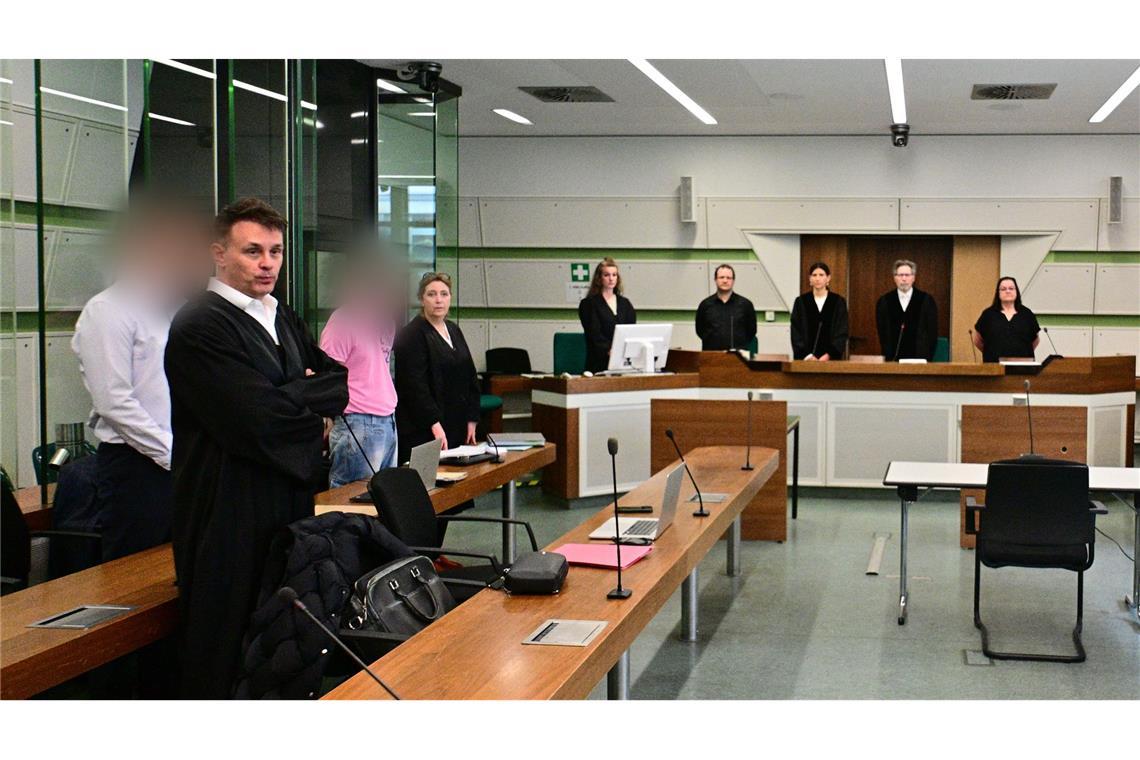 Kameraden in Kaserne misshandelt: Ex-Soldaten verurteilt Links stehen zwei der drei verurteilten Soldaten (Archivbild).