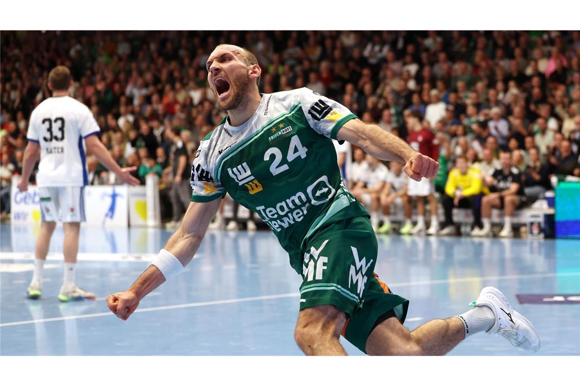 Linksaußen Marcel Schiller dreht jubelnd ab.