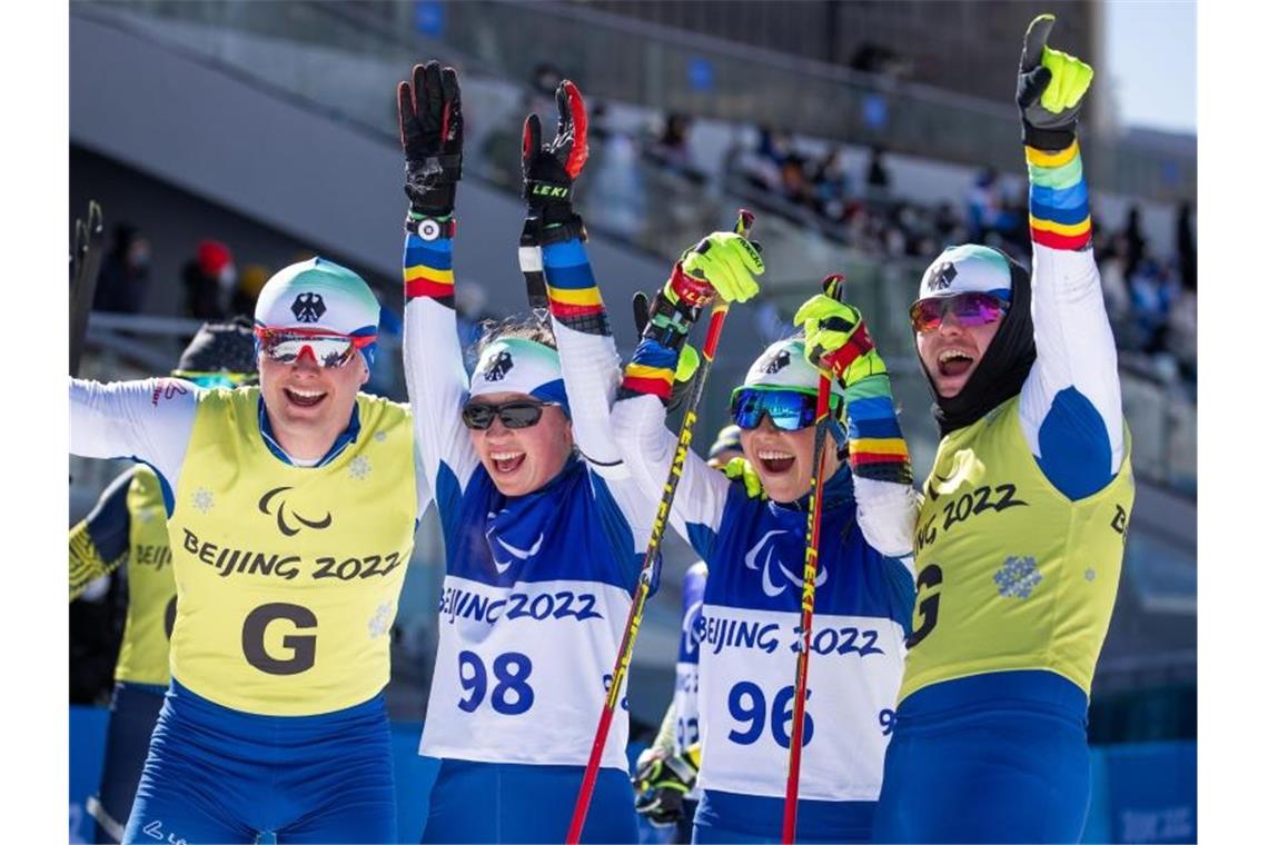 Medaillenreicher Auftakt: Biathlon-Teenager holt Silber Linn Kazmaier (2.v.r) jubelt mit Leonie Walter (2.v.l.) und ihren Guides Florian Baumann (r) und Pirmin Strecker. Foto: Jens Büttner/dpa-Zentralbild/dpa