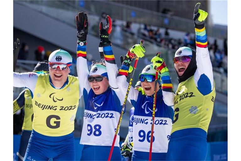 Linn Kazmaier (2.v.r) jubelt mit Leonie Walter (2.v.l.) und ihren Guides Florian Baumann (r) und Pirmin Strecker. Foto: Jens Büttner/dpa-Zentralbild/dpa