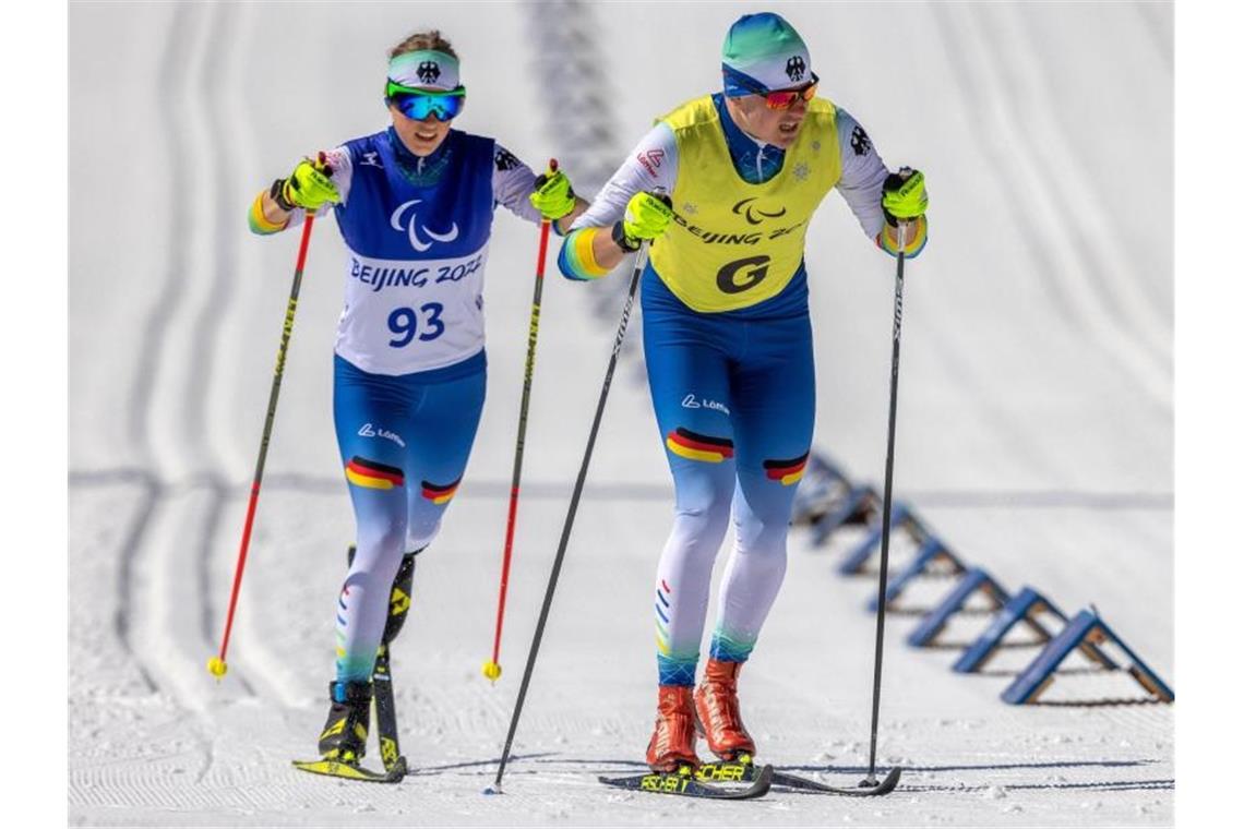 Dritte Medaille für Teenager Kazmaier: Sprint-Bronze Linn Kazmaier beim Langlauf mit ihrem Guide Florian Baumann. Foto: Jens Büttner/dpa-Zentralbild/dpa