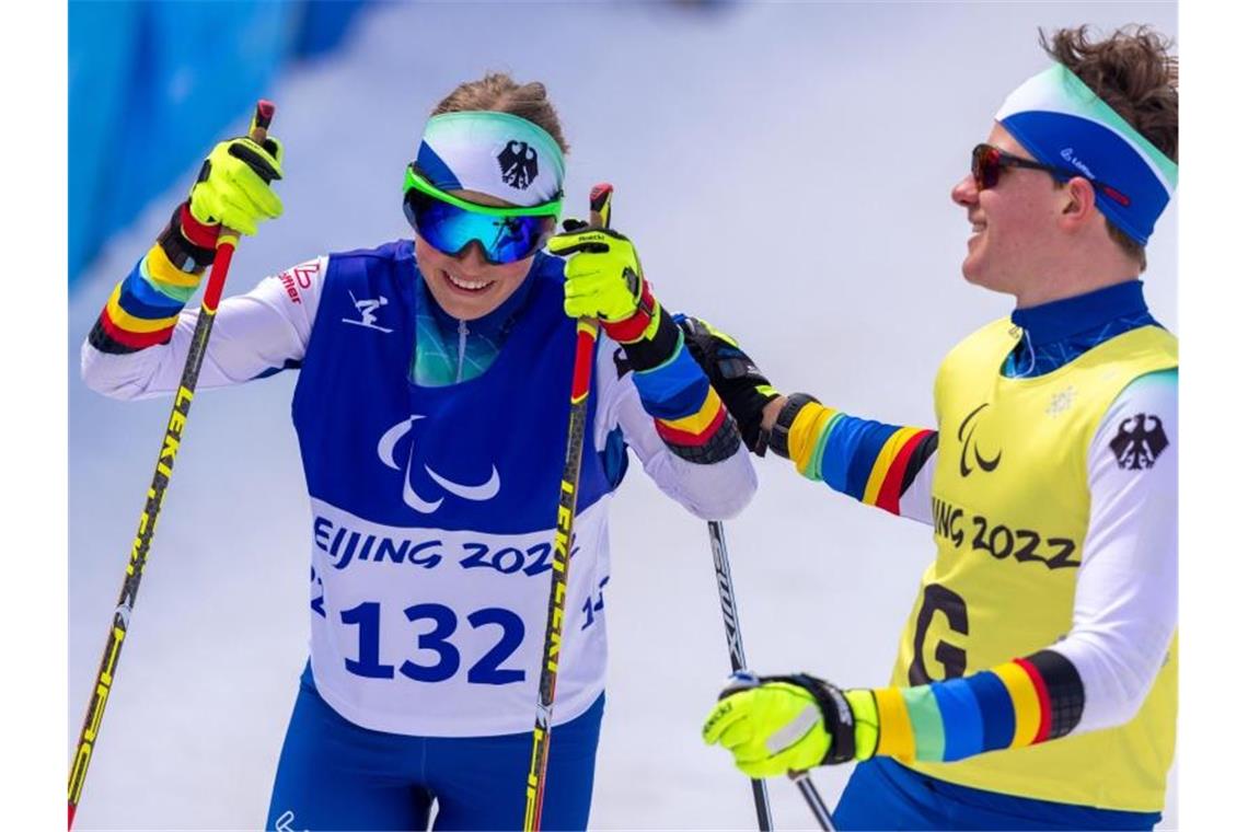 Silber im Langlauf: Zweite Medaille für Marco Maier Linn Kazmaier kommt mit ihrem Guide Florian Baumann ins Ziel. Foto: Jens Büttner/dpa-Zentralbild/dpa