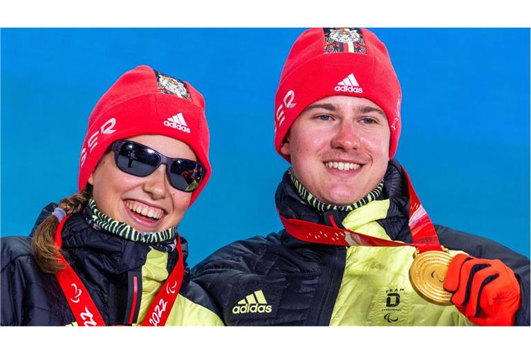 Linn Kazmaier und ihr Guide Florian Baumann feiern ihre Goldmedaille.