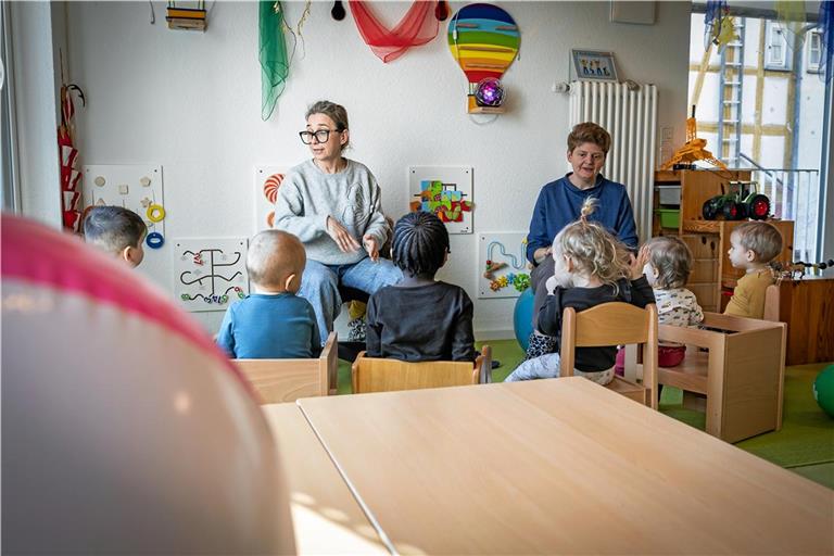 •Linora Grummet (links) und Olga Döring arbeiten künftig als selbstständige Tagesmütter im Tageselternhaus. Archivfoto: Alexander Becher