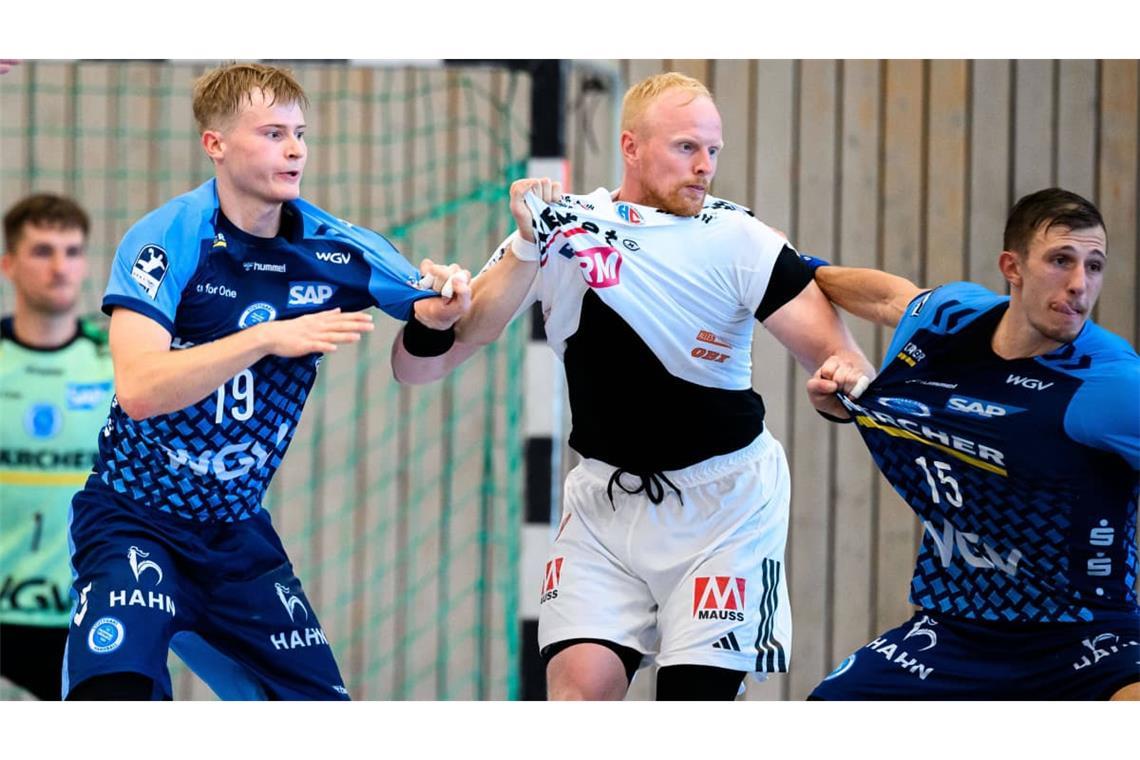 Linus Schmid (li.) und Simone Mengon nehmen HCE-Kreisläufer Sebastian Firnhaber beim Turnier in Altensteig in die Zange&nbsp;– im Pokal kommt es in der Scharrena zu einer Neuauflage.