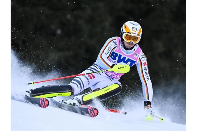 Linus Straßer beim Slalom in Wengen. Foto: Jean-Christophe Bott/KEYSTONE/dpa