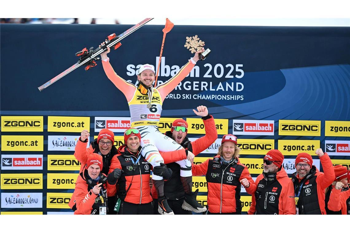 Linus Straßer lässt sich für Bronze feiern.