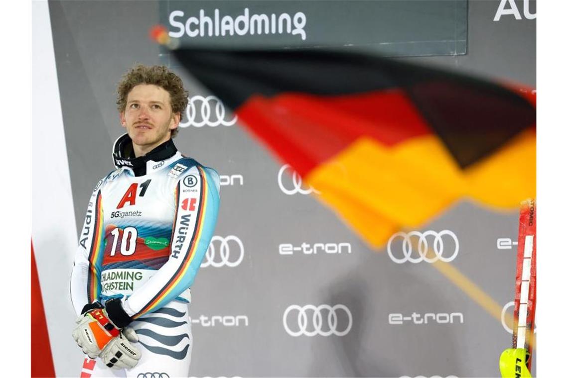 Ski-Ass Straßer blickt mit mulmigem Gefühl Richtung Olympia Linus Straßer steht in Schladming als Sieger auf dem Podium. Foto: Erwin Scheriau/APA/dpa