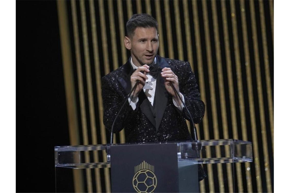 Lionel Messi gewann bereits zum siebten Mal in seiner Karriere den Ballon d'Or. Foto: Christophe Ena/AP/dpa