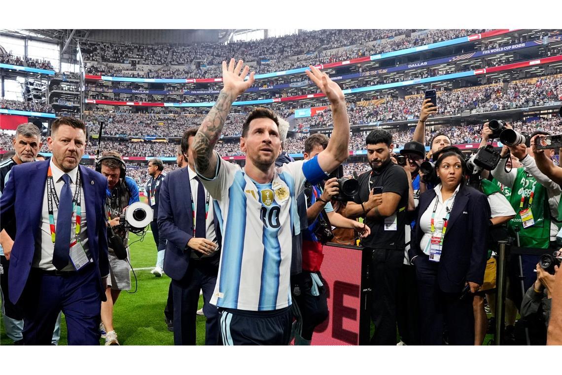 Lionel Messi jubelt, nachdem er beim Spiel Argentinien gegen Österreich, alleiniger Rekordtorschütze bei Fußball-Weltmeisterschaften geworden ist.
