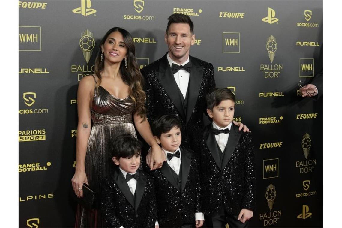 Lionel Messi kam mit seiner Frau Antonela Roccuzzo und den Söhnen Thiago, Matteo und Ciro zur Gala. Foto: Christophe Ena/AP/dpa