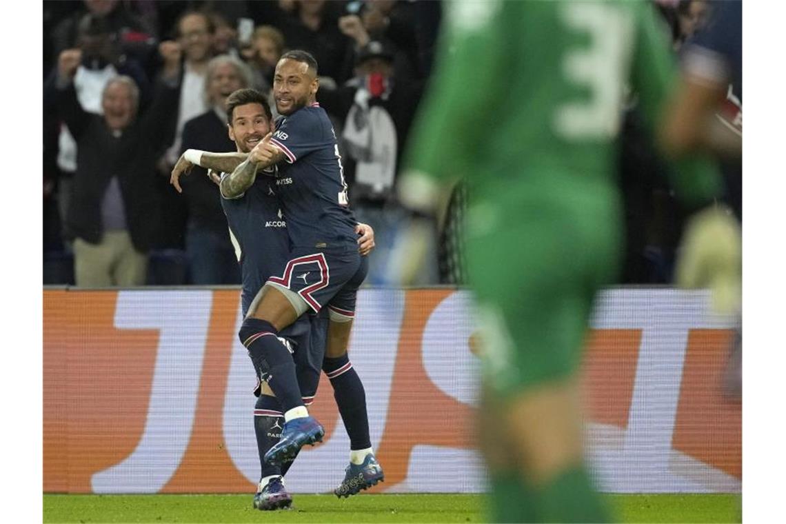 Lionel Messi (l) erzielte sein erstes Tor für PSG. Foto: Christophe Ena/AP/dpa