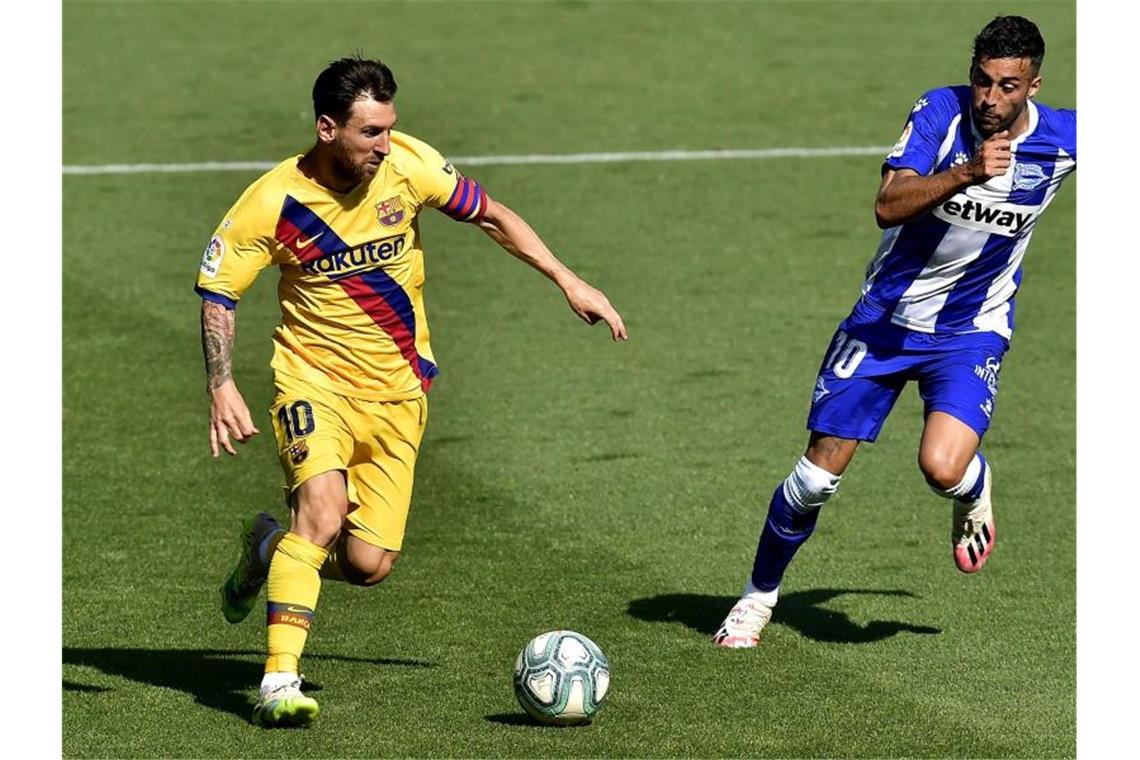 Lionel Messi (l) gelang gegen Alavés der 21. Assist in dieser Saison. Foto: Alvaro Barrientos/AP/dpa