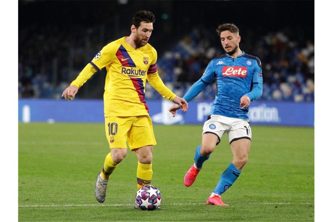 Lionel Messi (l) vom FC Barcelona kämpft mit Neapels Dries Mertens um den Ball. Foto: Andrew Medichini/AP/dpa