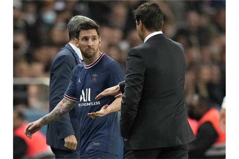 Lionel Messi (l) wurde von PSG-Trainer Mauricio Pochettino ausgewechselt. Foto: Francois Mori/AP/dpa