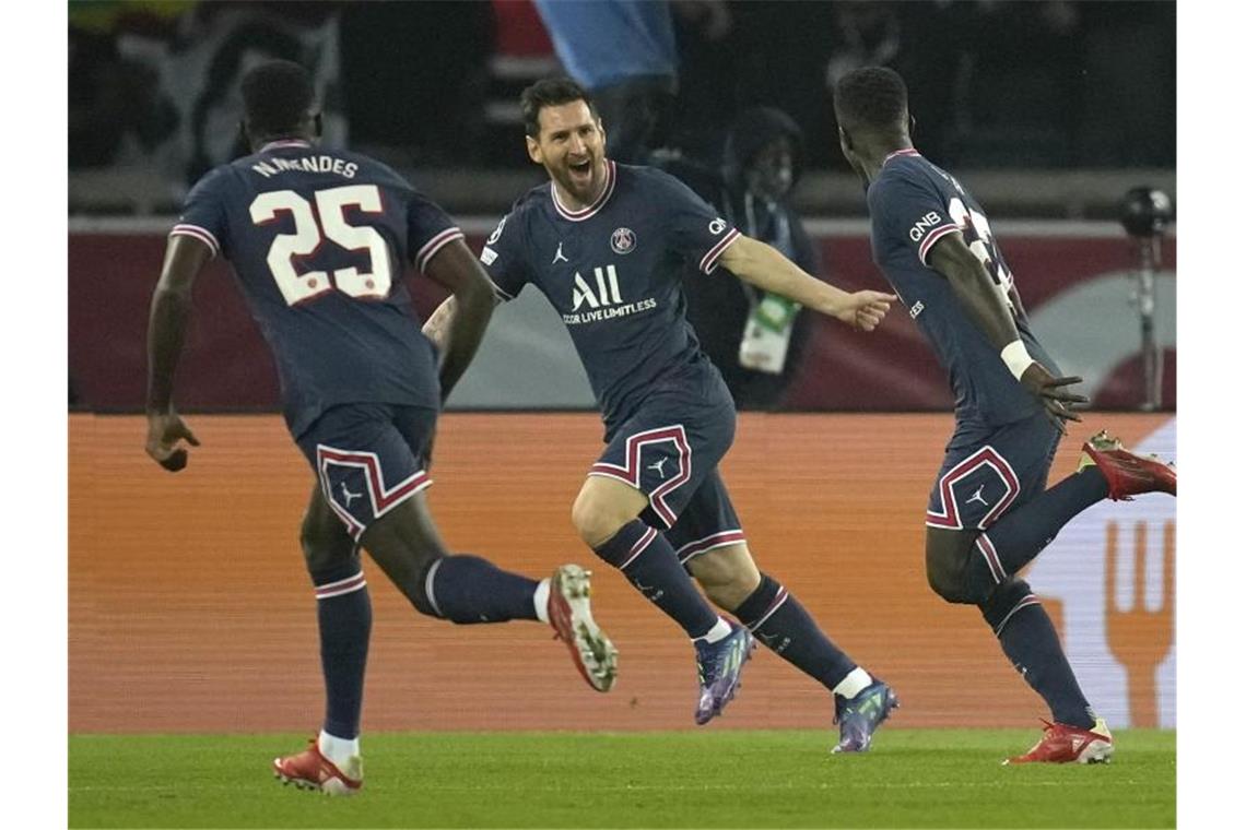 Messi nach Premierentor für Paris: „Perfekter Abend“ Lionel Messi (M.) feiert seinen ersten Treffer im PSG-Trikot. Foto: Christophe Ena/AP/dpa