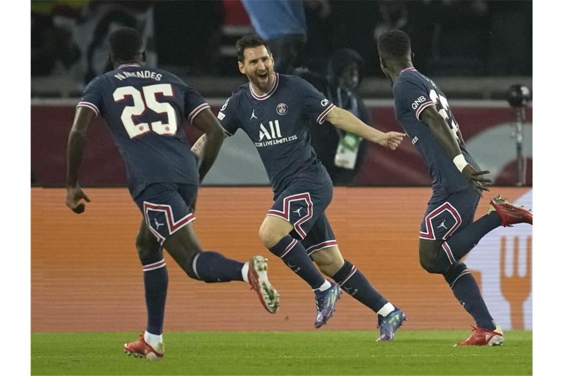 Lionel Messi (M.) feiert seinen ersten Treffer im PSG-Trikot. Foto: Christophe Ena/AP/dpa