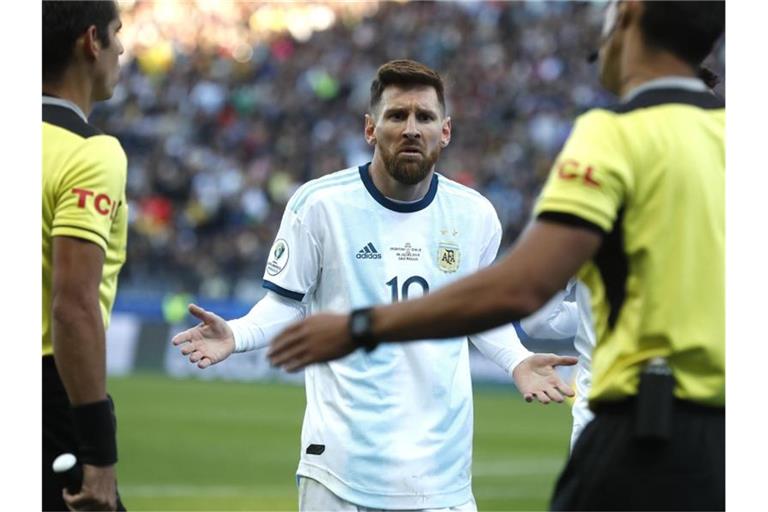 Lionel Messi (M.) fühlt sich ungerecht behandelt. Foto: Victor R. Caivano/AP