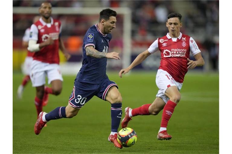 Lionel Messi (M.) spielte unauffällig für PSG. Foto: Francois Mori/AP/dpa