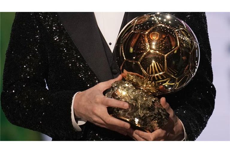 Lionel Messi mit der Ballon d'Or-Trophäe im Jahr 2021.