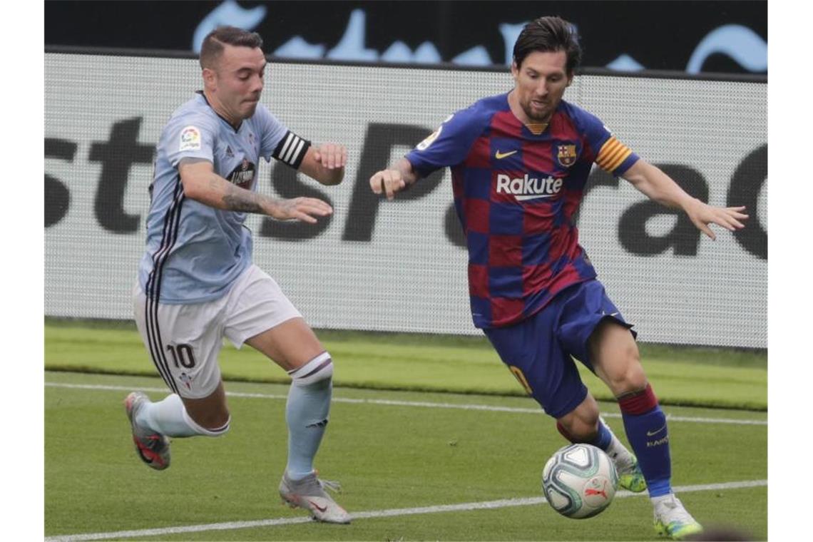 Barcelona verspielt gegen Celta Vigo wichtige Punkte Lionel Messi (r) vom FC Barcelona behauptet den Ballbesitz gegen Celta Vigos Iago Aspas. Foto: Lalo Villar/AP/dpa