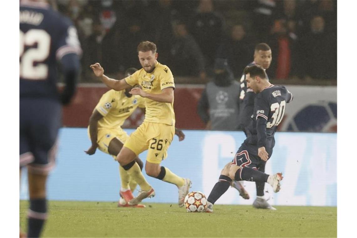Lionel Messi (r/30) von PSG schießt das Tor zum 3:0 gegen den FC Brügge. Foto: Bruno Fahy/BELGA/dpa