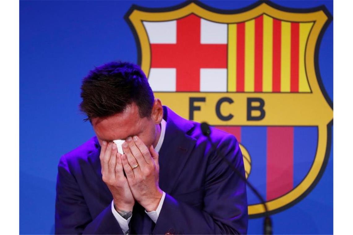 Lionel Messi verlässt den FC Barcelona und war zu Beginn der Pressekonferenz sichtlich ergriffen. Foto: Joan Monfort/AP/dpa