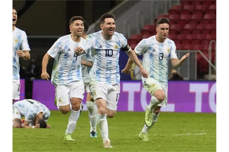 Lionel Messi (vorne) und Teamkollegen feiern den Sieg gegen Kolumbien im Elfmeterschießen. Foto: Andre Penner/AP/dpa