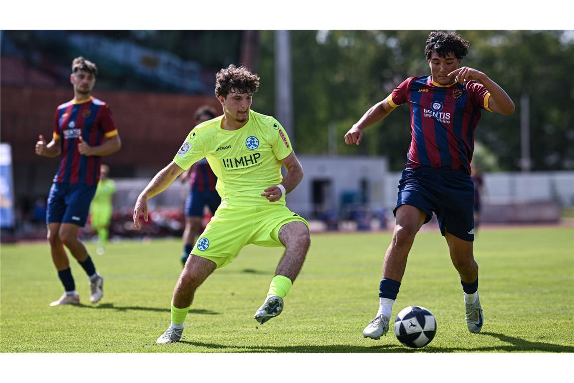 Lirijon Abdullahu (li.) will mit der U19 ins DFB-Pokal-Viertelfinale einziehen.