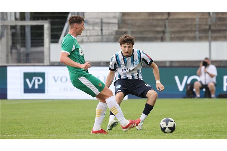Lirjon Abdullahu (re.) dürfte noch zwei Spielzeiten bei den A-Junioren am Ball sein.  
Foto:  Baumann
