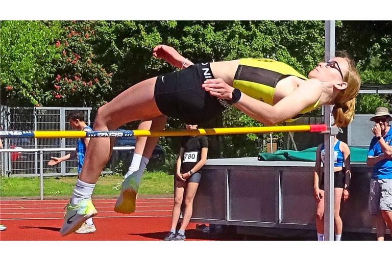 Lisa Bender vom TSV Baltmannsweiler sammelt beim U16-Ländervergleich im Hochsprung und Kugelstoßen wichtige Punkte für Württemberg.
