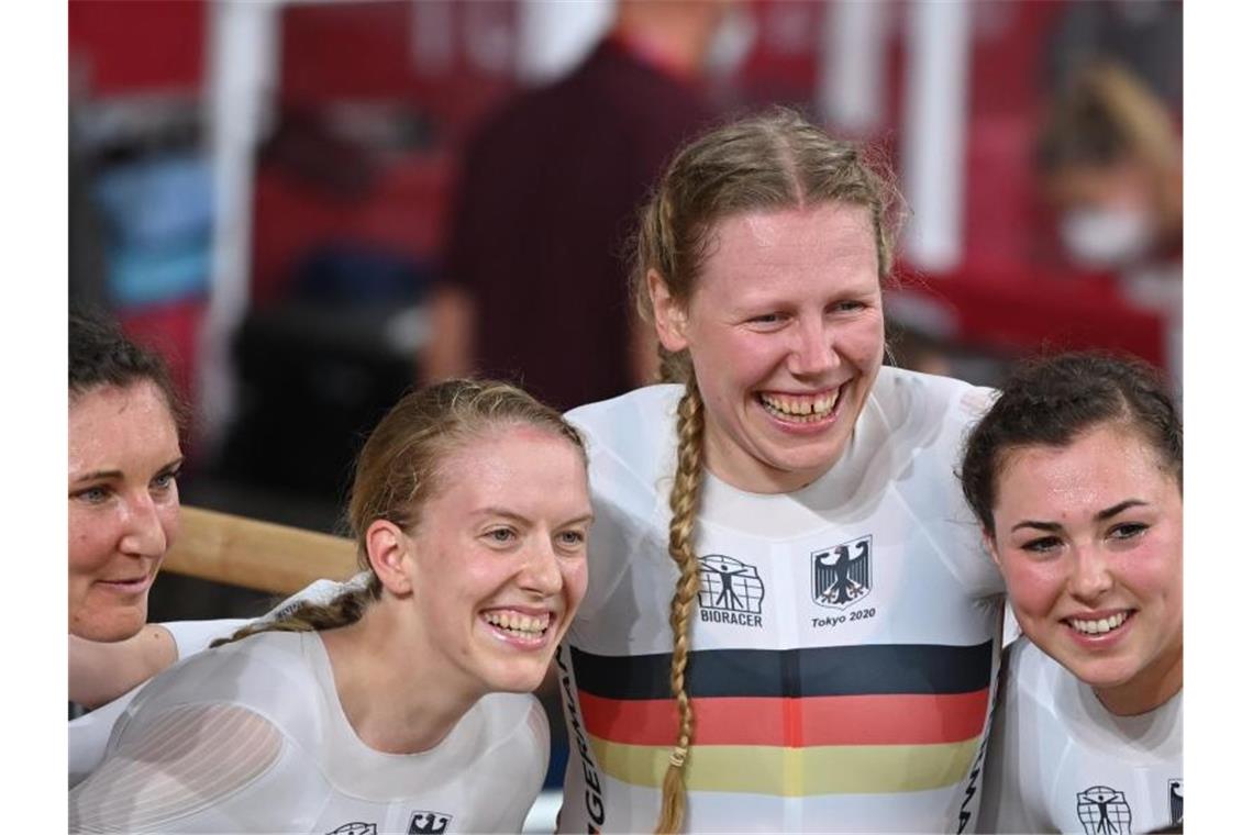Gold und Weltrekord für Bahnrad-Vierer der Frauen Lisa Brennauer, Franziska Brauße, Mieke Kröger und Lisa Klein (l-r) feiern Gold und Weltrekord. Foto: Sebastian Gollnow/dpa