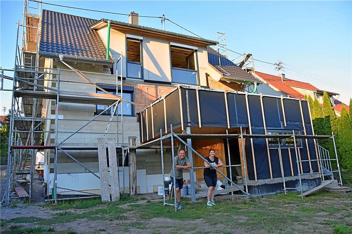 Baupreise und Lieferengpässe trüben den Traum vom eigenen Haus Lisa Ebinger und Tobias Lachnitt investieren sehr viel Eigenleistung in ihr Haus, das sie in renovierungsbedürftigem Zustand gekauft haben. Gestiegene Preise für Baustoffe und nicht verfügbares Baumaterial machen ihnen zu schaffen. Foto: Tobias Sellmaier