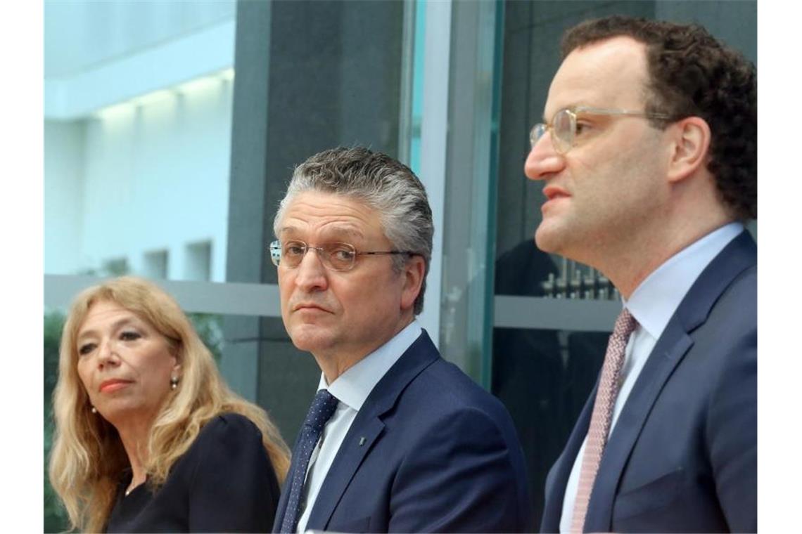 Lisa Federle, Lothar H. Wieler und Jens Spahn beantworten Fragen von Journalisten zur Corona-Lage. Foto: Wolfgang Kumm/dpa