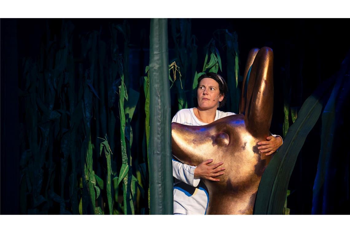 Lisa Guth agiert während der Fotoprobe am Theater Bremen für das Theaterstück "Der Zauberer von Öz - Eine Fußballtragödie".