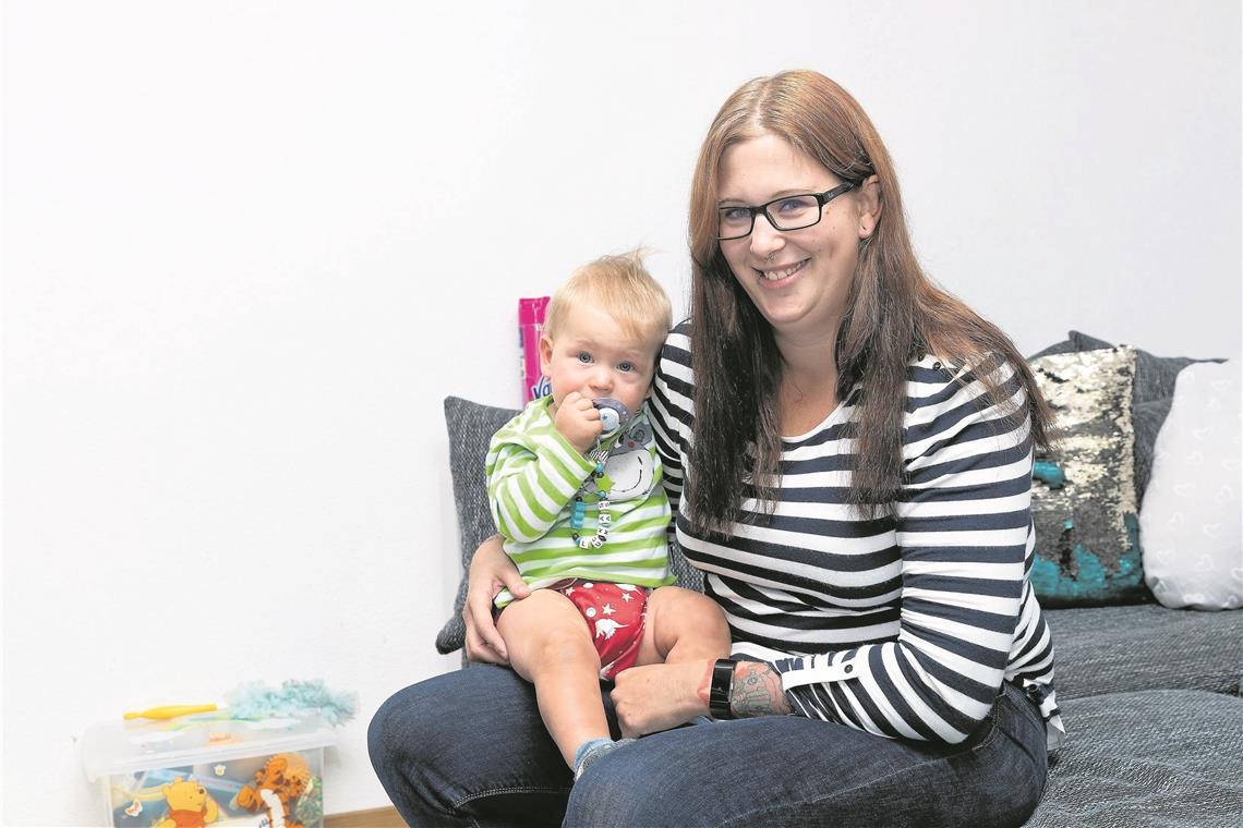 Lisa Körner mit Lukas. Ihr einjähriger Sohnemann ist an Stoffwindeln gewöhnt. Foto: J. Fiedler