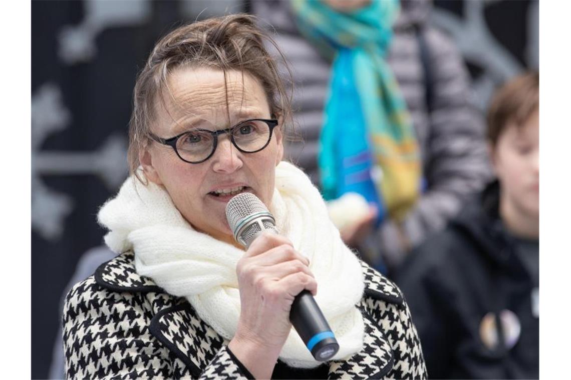 Kirchenstreik für Frauenrechte: Großes Echo für „Maria 2.0“ Lisa Kötter, Mitinitiatorin des Kirchenstreiks „Maria 2.0“, spricht per Mikrofon zu den Anwesenden. Foto: Friso Gentsch
