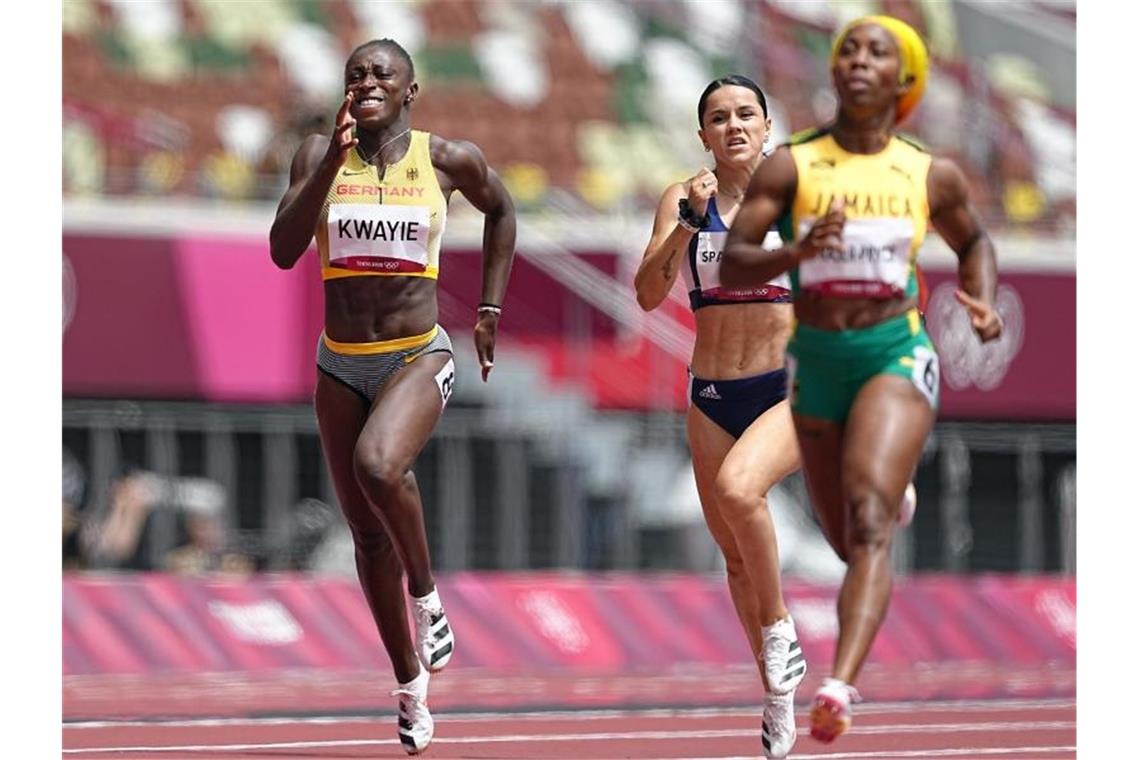 Lisa-Marie Kwayie (l) ist über 200 Meter ins Halbfinale gesprintet. Foto: Michael Kappeler/dpa