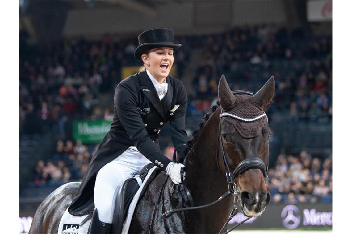 Lisa Müller feiert ihren ersten Platz auf ihrem Pferd Stand by me. Foto: Sebastian Gollnow/dpa