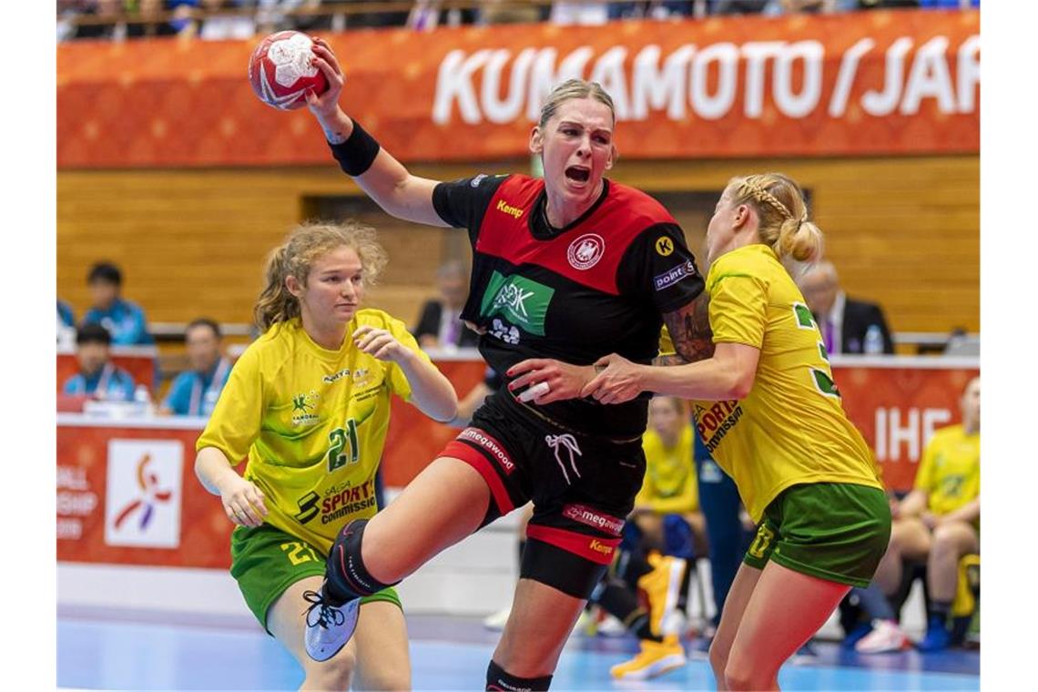 Deutsche Handball-Frauen mit perfektem WM-Start Lisa Schulze (M) kommt gegen Australiens Abwehr aus Manon Livingstone (l) und Brianna Keyes zum Wurf. Foto: Marco Wolf/dpa