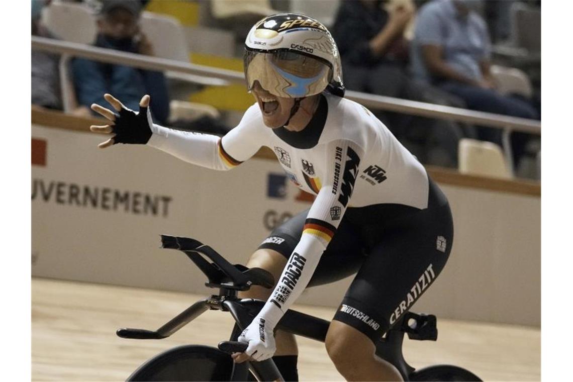 Lisa Brennauer legte im Vélodrome von Roubaix einen deutschen Rekord hin. Foto: Thibault Camus/AP/dpa