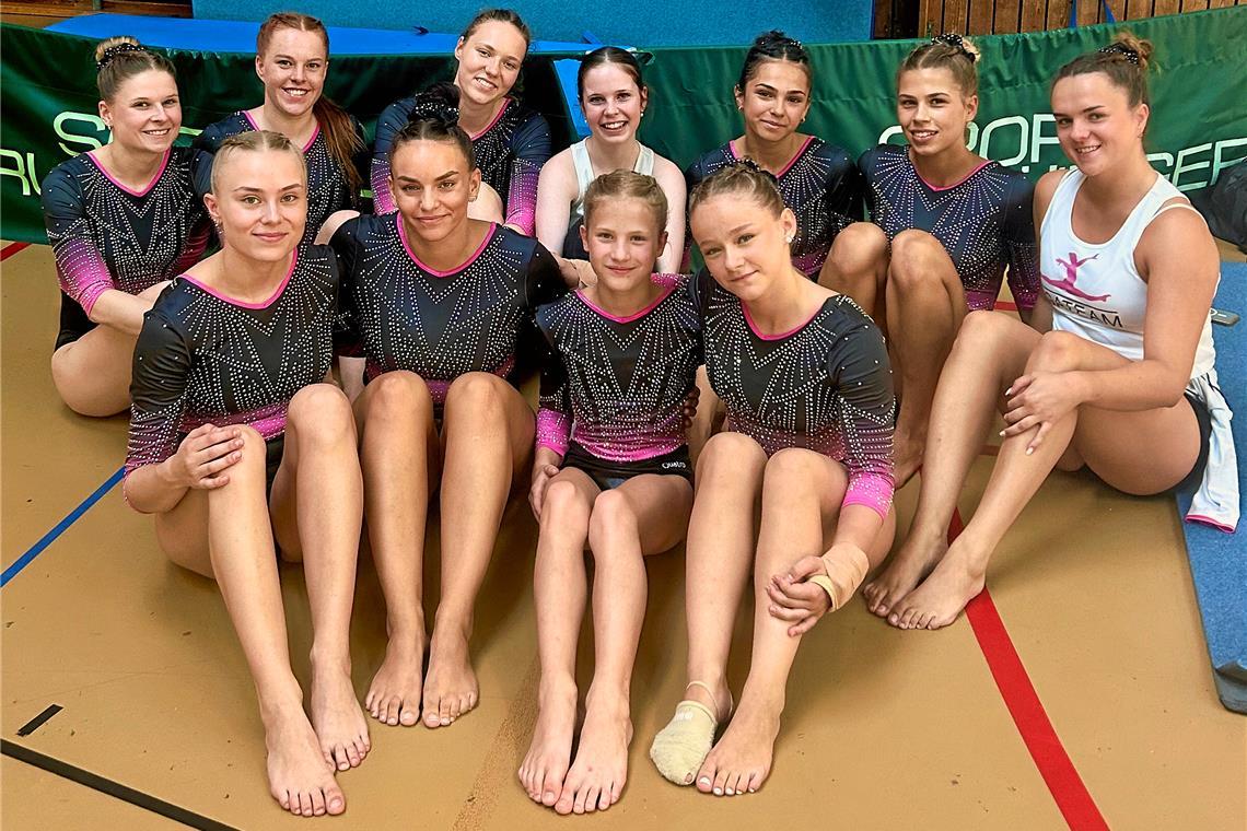 Lisann Bock (hinten von links), Katharina Ohl, Maren Thaler, Paula Schock, Nikol Ovardova, Emilia Herb und Leonie Gottweiß sowie Jasmin Heller (vorne), Linda Klaner, Emilia Bischoff und Jolina Lange freuen sich, die Oberliga nun doch gehalten zu haben. Foto: privat