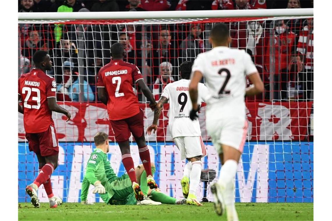 Lewandowski-Show - FC Bayern nach Sieg im Achtelfinale Lissabons Darwin Nunez (2.v.r.) erzielt den Treffer zum 4:2. Foto: Sven Hoppe/dpa