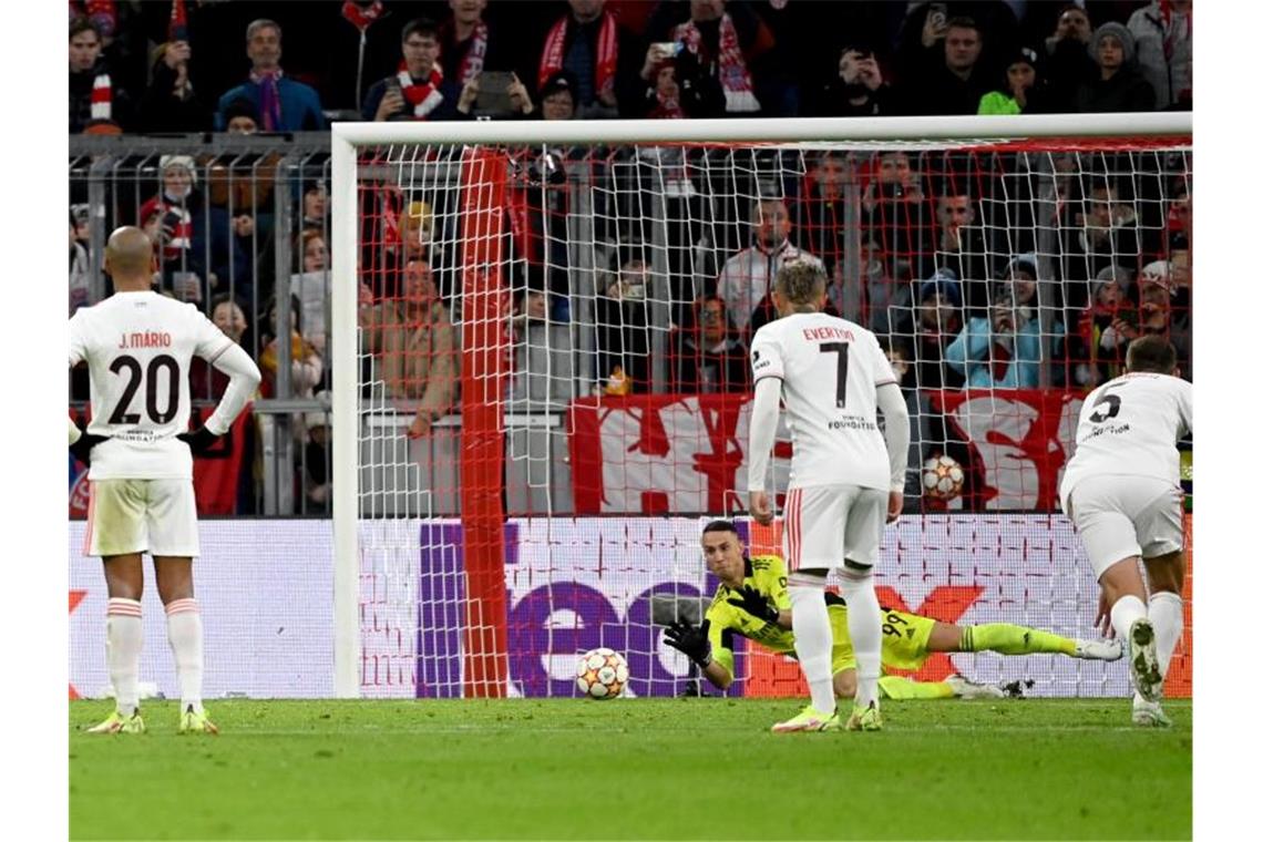 Lewandowski-Show - FC Bayern nach Sieg im Achtelfinale Lissabons Torhüter Odisseas Vlachodimos kann den Elfmeter von Robert Lewandowski abwehren. Foto: Sven Hoppe/dpa