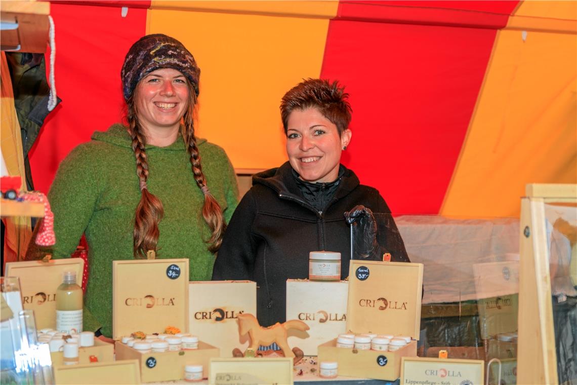 Regenschauer beim letzten Naturparkmarkt der Saison in Murrhardt Lissi Langer und Steffi Fiedler (von links) mit einer Auswahl von Produkten, bei denen Stutenvorzugsmilch verwendet wird. Fotos: Stefan Bossow