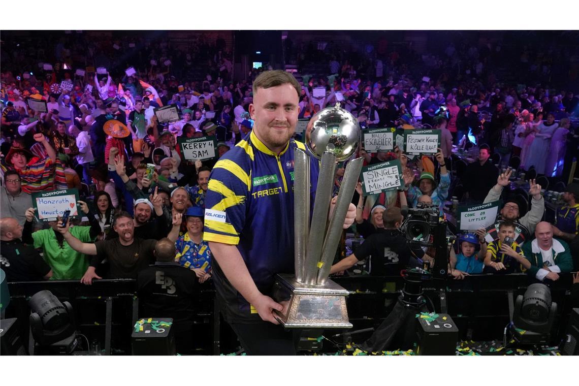 Littler präsentiert zum zweiten Mal die WM-Trophäe.